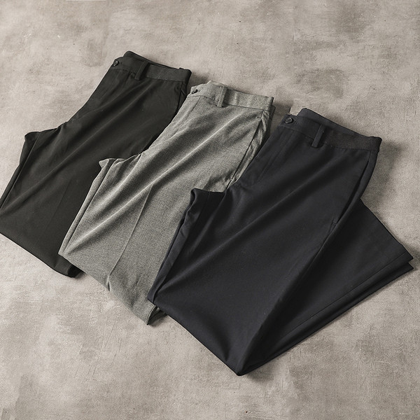 Férfi formális nadrág szegéllyel és visszahajtott zsebekkel