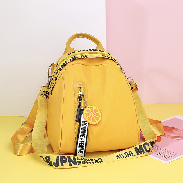 Női korszerű hátizsák cipzárral és feliratokkal