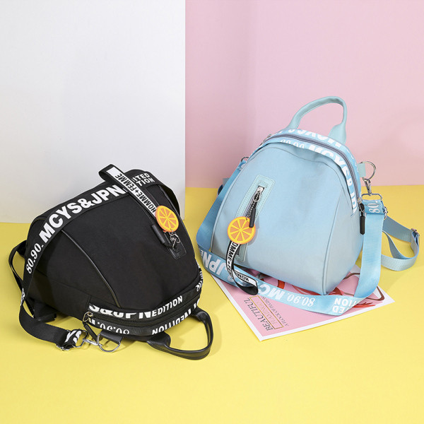 Női korszerű hátizsák cipzárral és feliratokkal