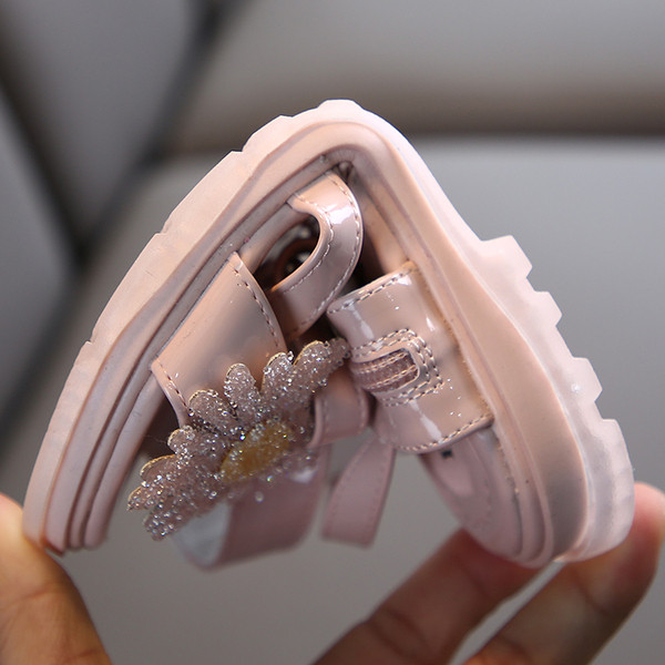 Sandale pentru copii cu bretele incrucisate si element 3D pentru fete