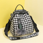 Kockás női napi hátizsák feliratokkal