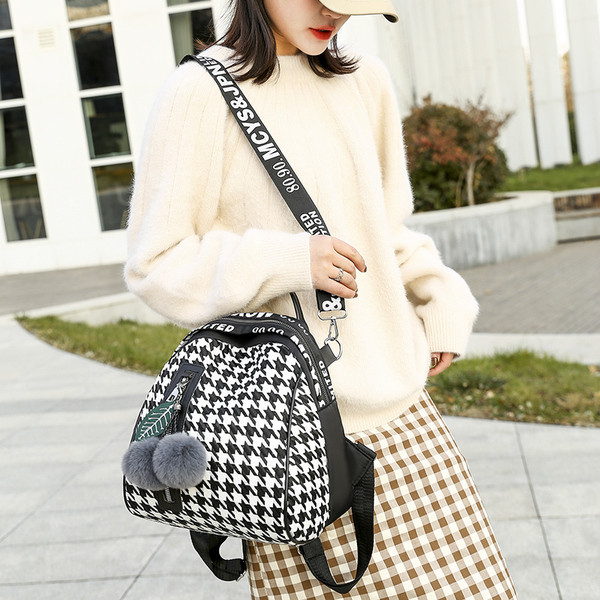 Kockás női napi hátizsák feliratokkal