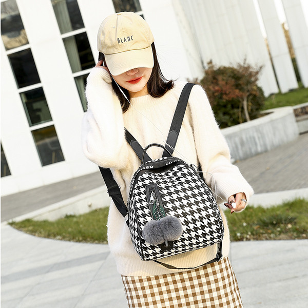 Kockás női napi hátizsák feliratokkal