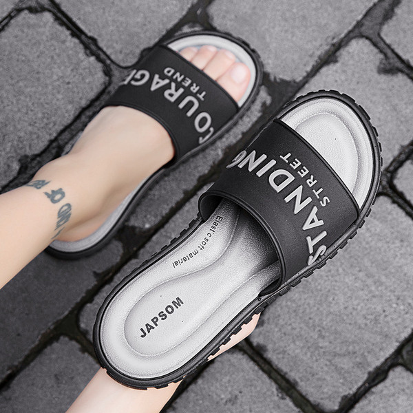 Alkalmi férfi papucs felirattal, lapos talppal