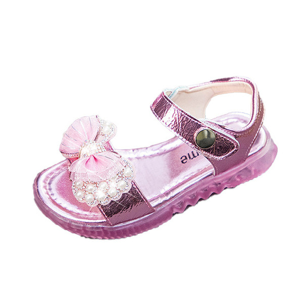 Modern gyerekszandál szalaggal és gyöngyökkel