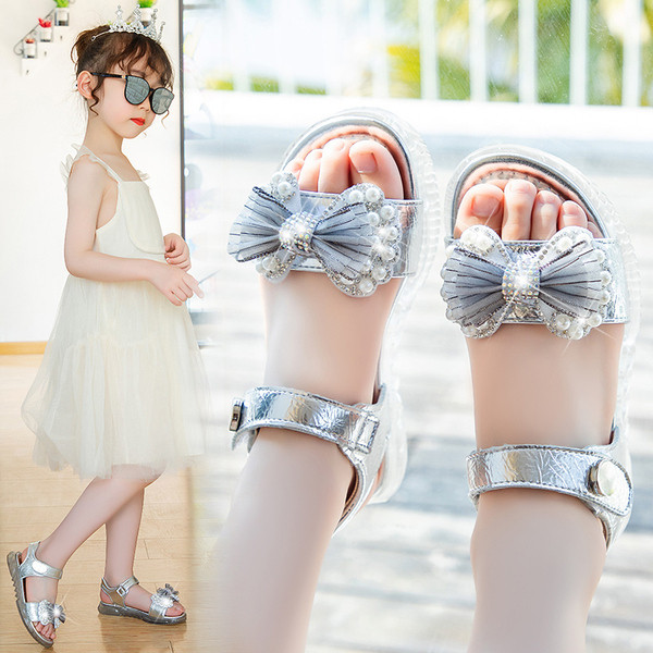 Modern gyerekszandál szalaggal és gyöngyökkel