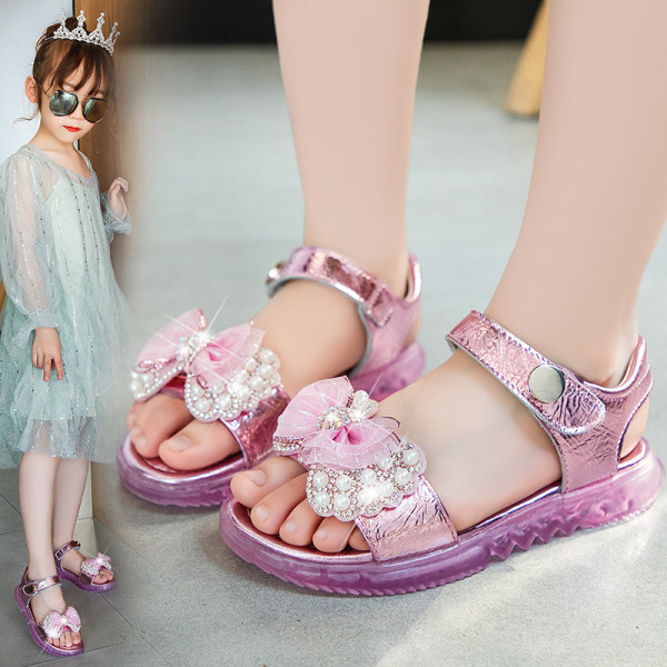 Modern gyerekszandál szalaggal és gyöngyökkel