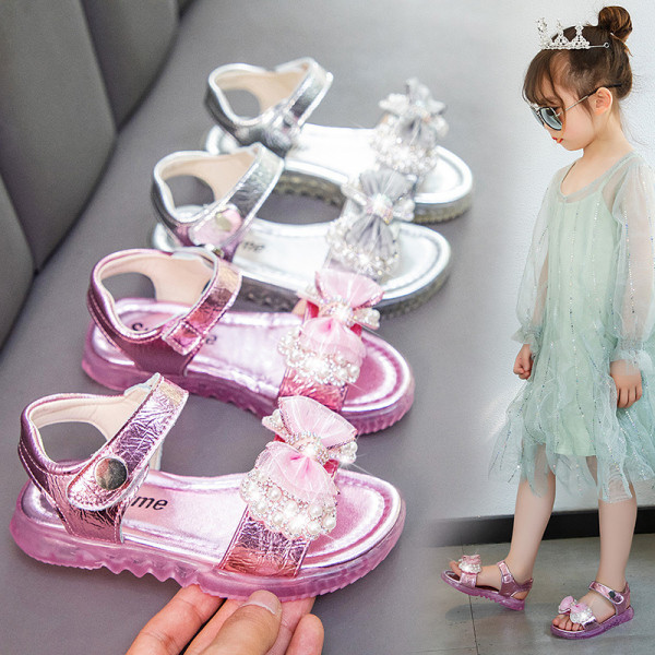 Modern gyerekszandál szalaggal és gyöngyökkel