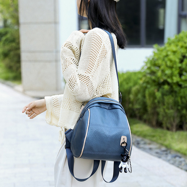 Mūsdienīga sieviešu mugursoma no eko ādas ar metāla elementu