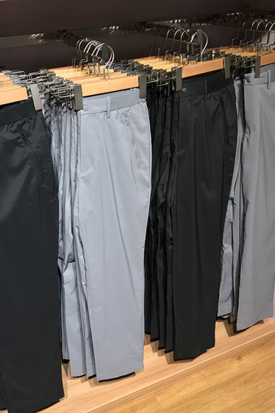 Meeste pidulikud püksid, mille alläär ja taga peidetud taskud