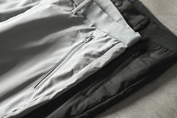 Meeste pidulikud püksid, mille alläär ja taga peidetud taskud