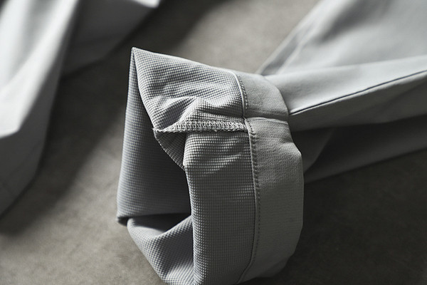 Meeste pidulikud püksid, mille alläär ja taga peidetud taskud