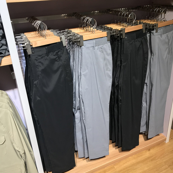 Meeste pidulikud püksid, mille alläär ja taga peidetud taskud