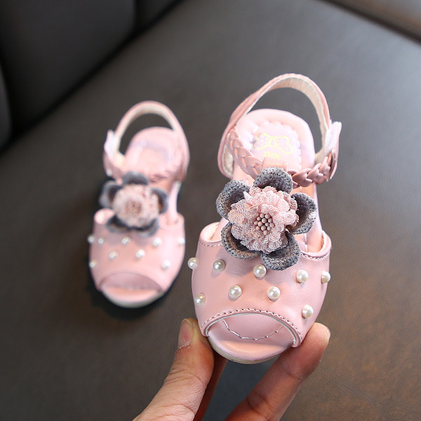 Moodsad pärlite ja 3D elementidega laste sandaalid