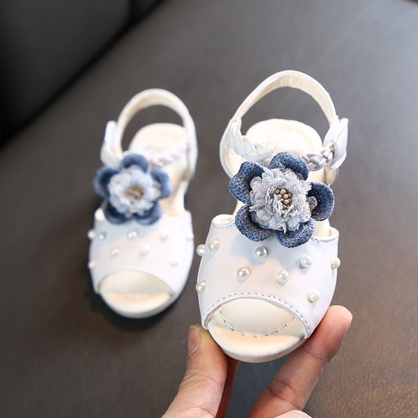 Moodsad pärlite ja 3D elementidega laste sandaalid