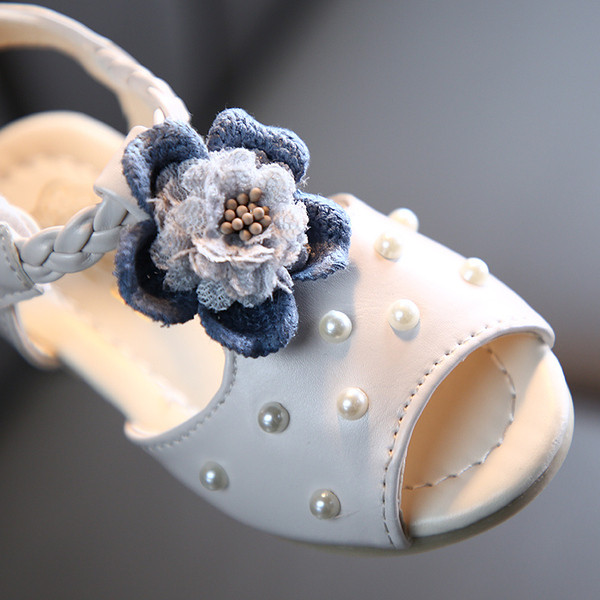 Moodsad pärlite ja 3D elementidega laste sandaalid