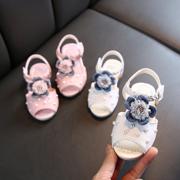 Moodsad pärlite ja 3D elementidega laste sandaalid