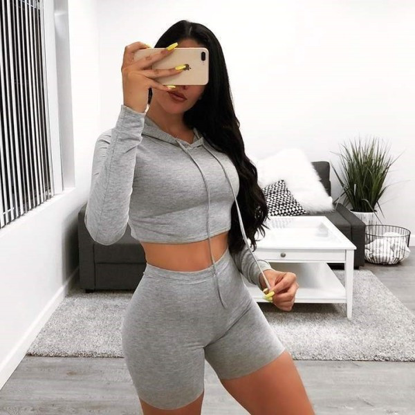 Echipa sportiva feminina din jambiere scurte si top cu maneca lunga