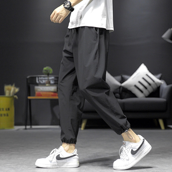 Tavaszi-nyári férfi nadrág gumírozással a bokánál