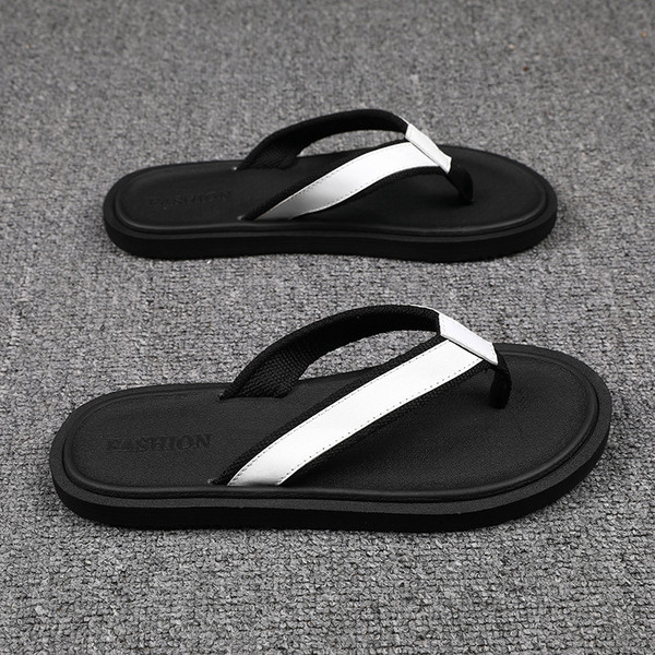 Műbőrből készült férfi hétköznapi papucs, lapos talppal