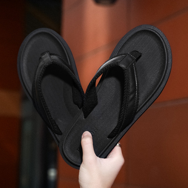 Műbőrből készült férfi hétköznapi papucs, lapos talppal