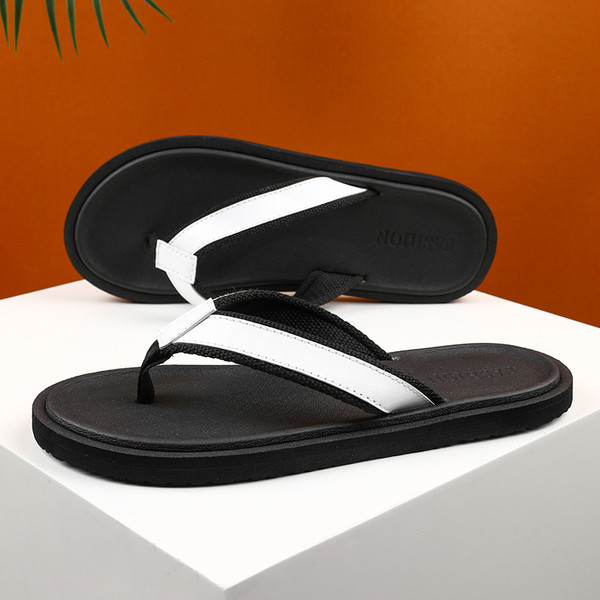 Műbőrből készült férfi hétköznapi papucs, lapos talppal