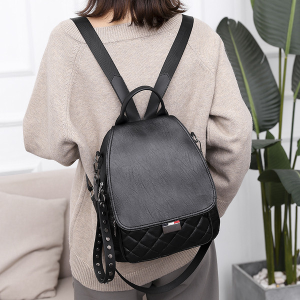 Eko bőrből készült korszerű női hátizsák fém elemmel