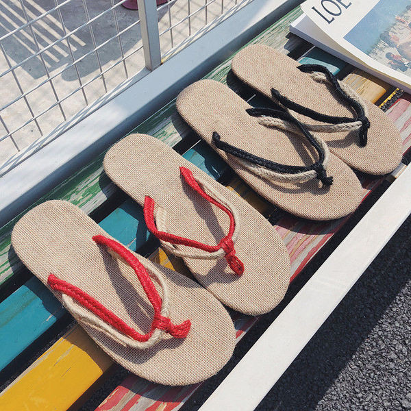 Alkalmi férfi papucs lapos talppal és vékony pántokkal