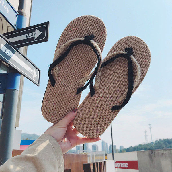 Alkalmi férfi papucs lapos talppal és vékony pántokkal