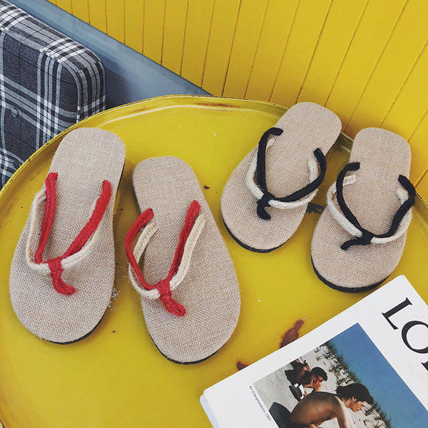 Alkalmi férfi papucs lapos talppal és vékony pántokkal