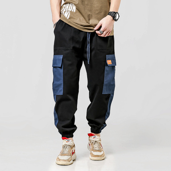 Modern férfi nadrág színes zsebekkel és szegéllyel