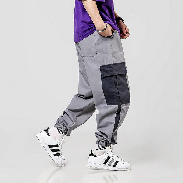 Modern férfi nadrág színes zsebekkel és szegéllyel