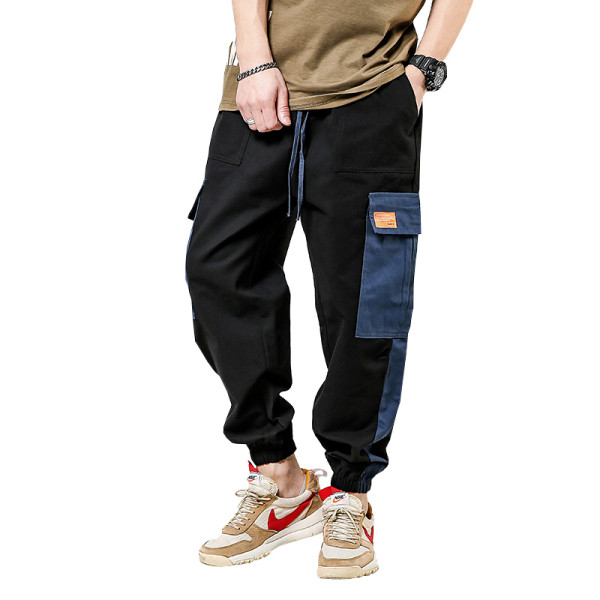 Modern férfi nadrág színes zsebekkel és szegéllyel