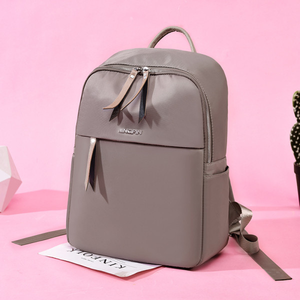 Stiilne naiste seljakoti tavaline mudel kirjaga