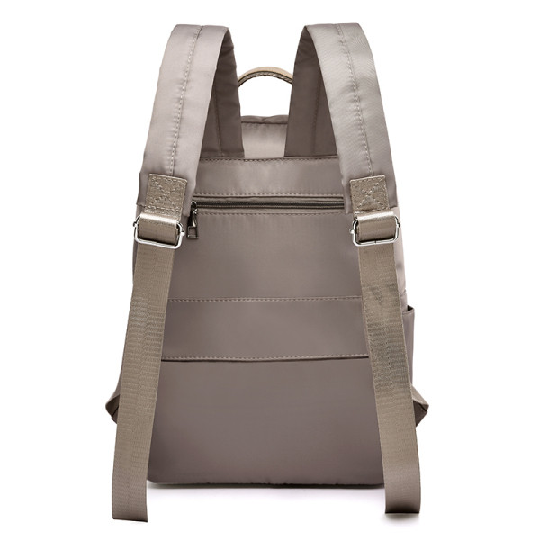 Stiilne naiste seljakoti tavaline mudel kirjaga