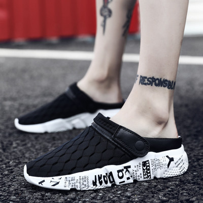 Férfi textilpapucs, talpán feliratokkal