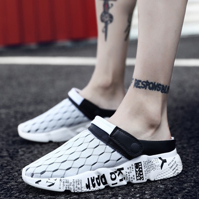 Férfi textilpapucs, talpán feliratokkal