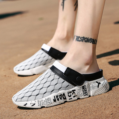 Férfi textilpapucs, talpán feliratokkal