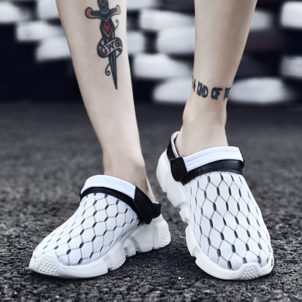 Férfi textilpapucs, talpán feliratokkal