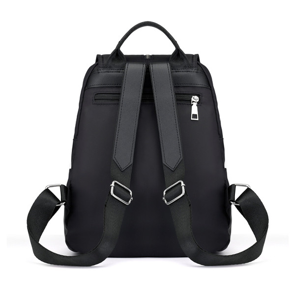 Aktuális női hátizsák cipzárral és bojttal