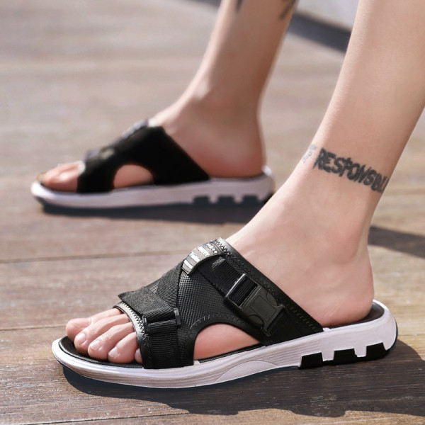 Praegused väljalõigatud osade ja lameda tallaga meeste sussid