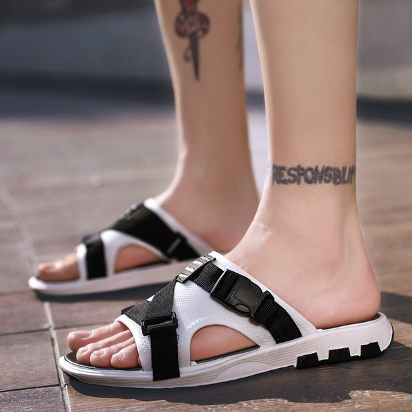 Praegused väljalõigatud osade ja lameda tallaga meeste sussid