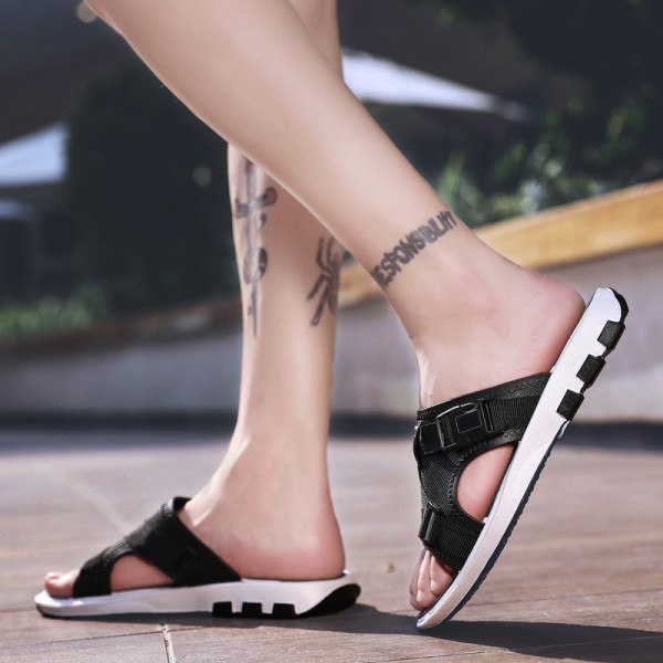 Praegused väljalõigatud osade ja lameda tallaga meeste sussid