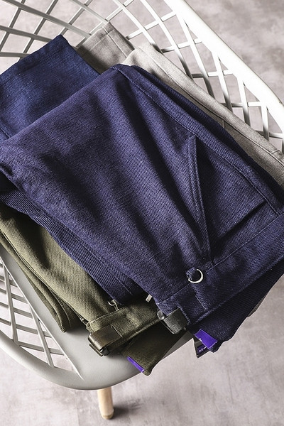 Pantaloni puternici pentru barbati cu buzunare si element metalic in talie