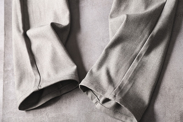 Pantaloni puternici pentru barbati cu buzunare si element metalic in talie