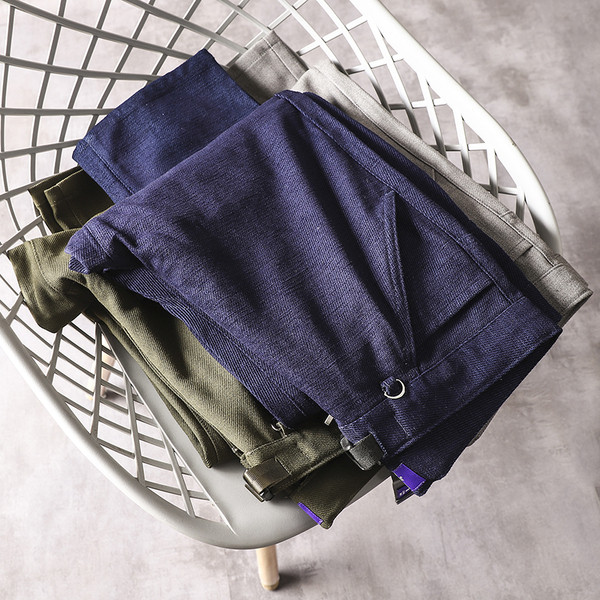 Pantaloni puternici pentru barbati cu buzunare si element metalic in talie