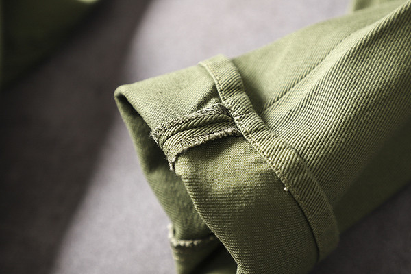 Ležerne muške hlače s kožnim elementom u struku