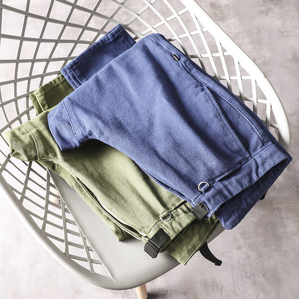 Ležerne muške hlače s kožnim elementom u struku