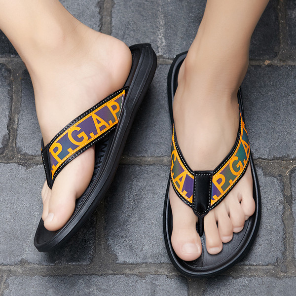 Papuci moderni pentru bărbați peste vârf cu o inscripție colorată