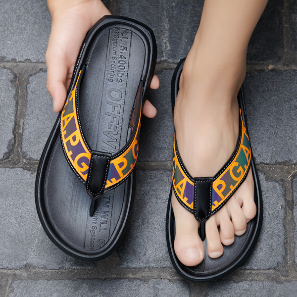 Papuci moderni pentru bărbați peste vârf cu o inscripție colorată